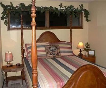 Whispering Oaks Bed & Breakfast Eaton Room photo